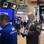 CNZ6LIHHGC46W4CX1XJZ - 🌍NewspaperAmigo – Your Global News Buddy 🗞️ 📉 US Stocks Dip as Trump’s Tariff Deadline Looms: What’s Next?