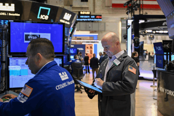 📉 US Stocks Dip as Trump’s Tariff Deadline Looms: What’s Next? 📉 US Stocks Dip as Trump’s Tariff Deadline Looms: What’s Next?
