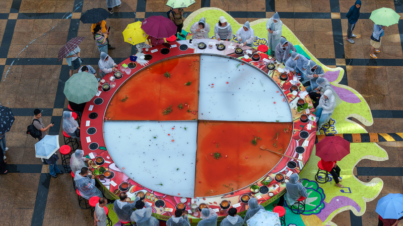 Giant Hot Pot Steals the Show at Guiyang’s Summer Food Fest 🍲✨ Giant Hot Pot Steals the Show at Guiyang’s Summer Food Fest 🍲✨