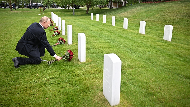 DD4XL2X03F2SMPVN02DQ - 🌍NewspaperAmigo – Your Global News Buddy 🗞️ Putin Honors WWII Soviet Pilots in Alaska After Trump Summit 🌸✈️