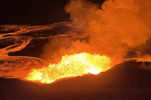 🌋 Hawaii’s Kilauea Erupts Again: Lava Fountains Light Up the Night! 🌋 Hawaii's Kilauea Erupts Again: Lava Fountains Light Up the Night! video poster