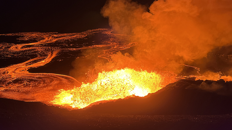 🌋 Hawaii's Kilauea Erupts Again: Lava Fountains Light Up the Night! video poster