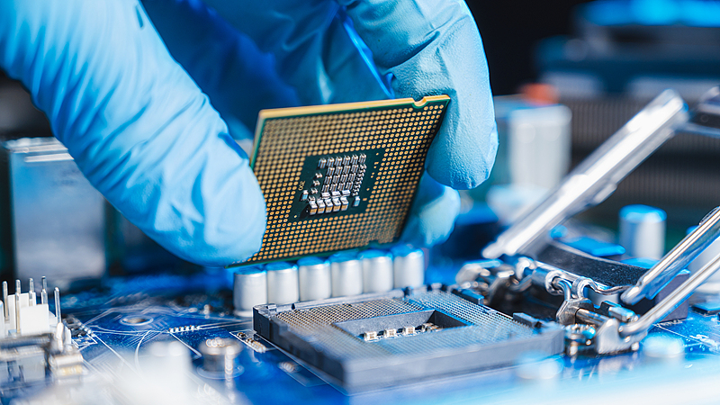 G8G9DSAAXK7DF5H2WLGW - 🌍NewspaperAmigo – Your Global News Buddy 🗞️ Trump Proposes 100% Tariffs on Semiconductors: What You Need to Know 🚨💻