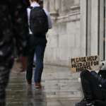 HME6OAUKO9ZI4HPQ73TQ - 🌍NewspaperAmigo – Your Global News Buddy 🗞️ UK Job Market Cools as Unemployment Hits 4-Year High 🏦📉