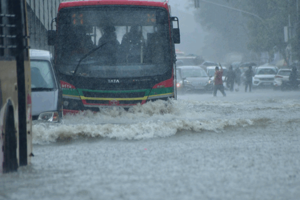 Mumbai Monsoons Turn Dangerous: Red Alert as Rains Flood City 🌧️🚨 Mumbai Monsoons Turn Dangerous: Red Alert as Rains Flood City 🌧️🚨