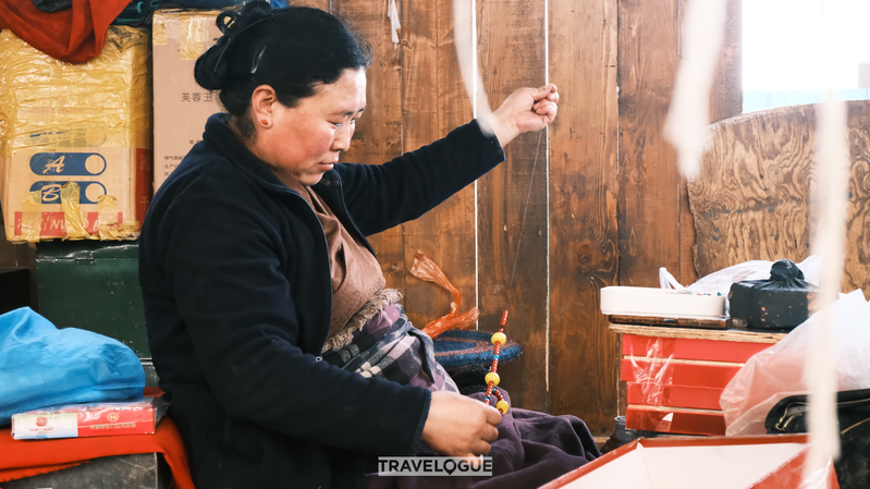 Shigatse’s Pedestrian Street: Where Tradition Meets Modern Buzz 🛍️✨