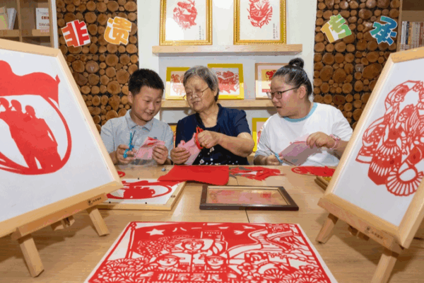 🎨✂️ Anhui Paper-Cutting Workshop Celebrates Army Day Spirit with Youth! 🎨✂️ Anhui Paper-Cutting Workshop Celebrates Army Day Spirit with Youth!
