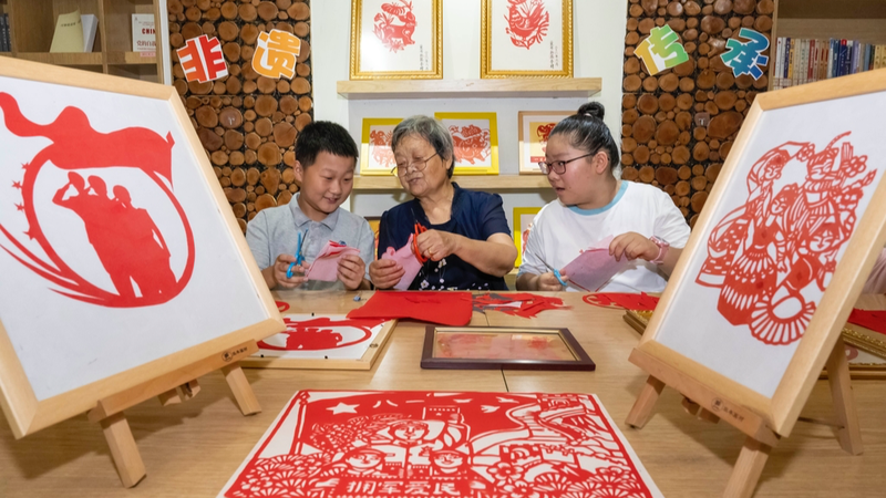 JQABCN7DS3ZVEN5MD0BC - 🌍NewspaperAmigo – Your Global News Buddy 🗞️ 🎨✂️ Anhui Paper-Cutting Workshop Celebrates Army Day Spirit with Youth!