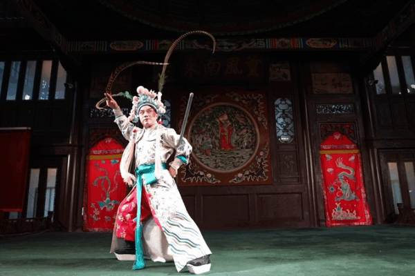 Zhou Yu’s Sword Dance Revives Peking Opera Elegance 🎭⚔️ Zhou Yu’s Sword Dance Revives Peking Opera Elegance 🎭⚔️ video poster