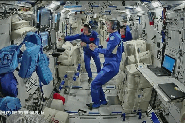 N5CNGXUPA503CBOEDRQ2 - 🌍NewspaperAmigo – Your Global News Buddy 🗞️ Shenzhou-20 Crew Breaks New Ground in Space Science 🌱🚀