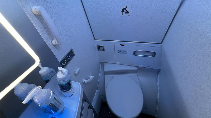 🛩️ Superbug Spread Tracked via Aircraft Toilet Wastewater, Study Finds
