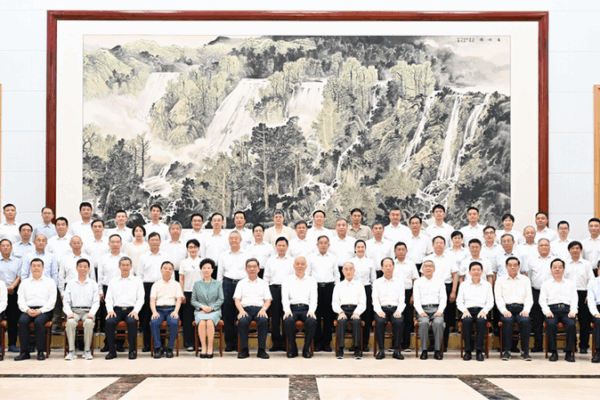 TK5KBYKEMBE6S5SK893T - 🌍NewspaperAmigo – Your Global News Buddy 🗞️ CPC Leader Visits Top Experts at Beidaihe Summer Retreat 🌊✨