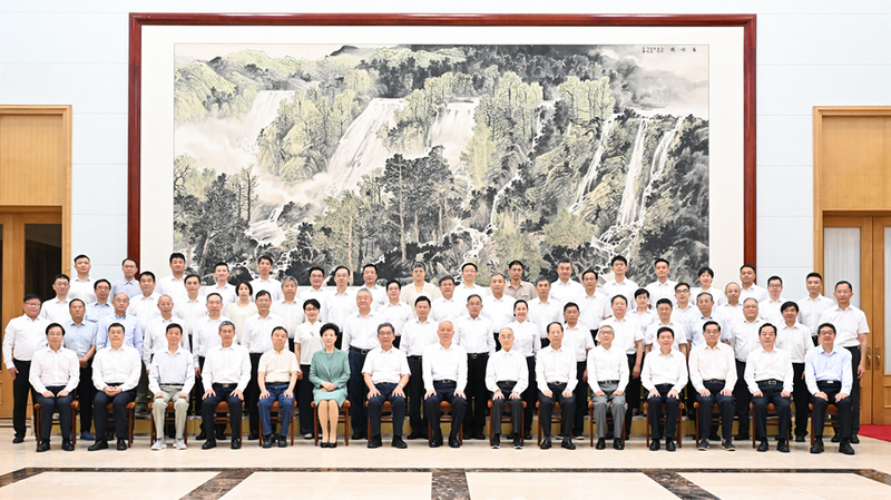 TK5KBYKEMBE6S5SK893T - 🌍NewspaperAmigo – Your Global News Buddy 🗞️ CPC Leader Visits Top Experts at Beidaihe Summer Retreat 🌊✨