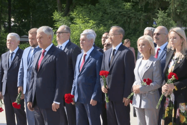 🇷🇺 Russian Official Honors Soviet Heroes in China: A Bridge to Shared History 🌸✈️ 🇷🇺 Russian Official Honors Soviet Heroes in China: A Bridge to Shared History 🌸✈️ video poster