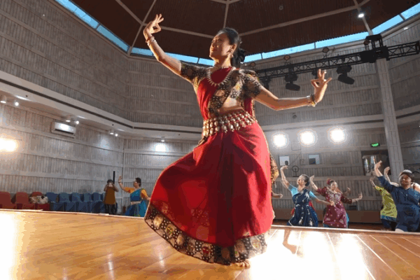 Indian Classical Dance: A Bridge Between Cultures 🌏✨ Indian Classical Dance: A Bridge Between Cultures 🌏✨ video poster