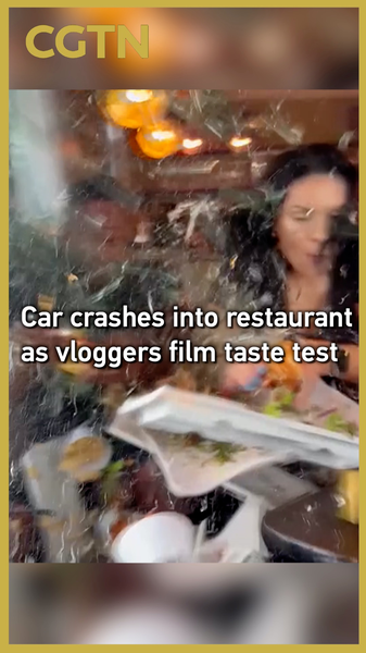 🚨 Vloggers’ Food Review Turns Chaotic as Car Crashes Into Texas Restaurant 🍔🚗 video poster