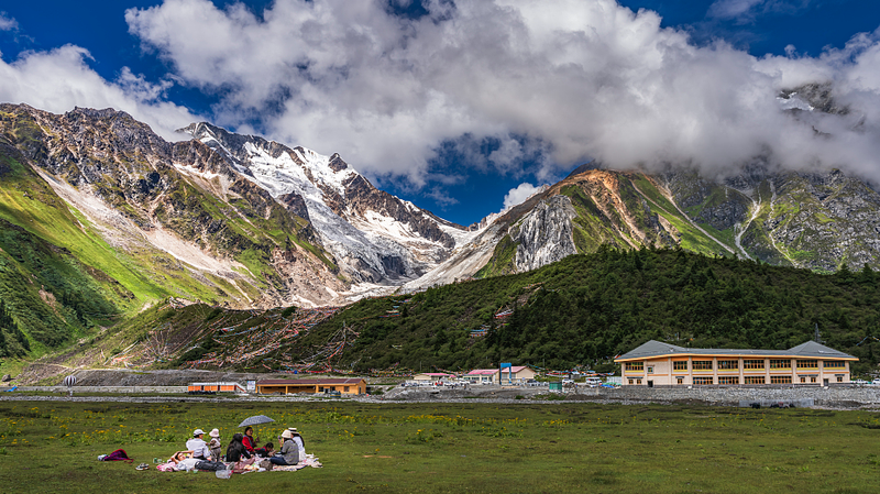 Central Delegation Delivers Heartfelt Gifts to Xizang Residents 🎁🇨🇳