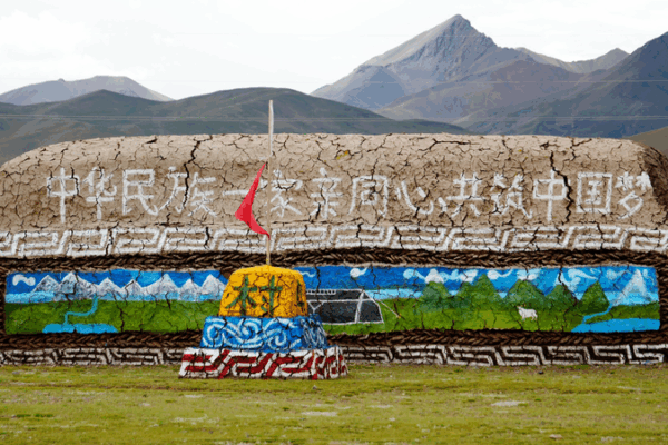 Yak Dung Art Celebrates Xizang’s 60th Anniversary 🎨🐂 Yak Dung Art Celebrates Xizang’s 60th Anniversary 🎨🐂