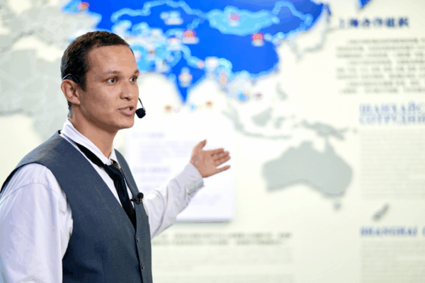 Uzbek Polyglot Bridges Cultures at SCO: A Silk Road Success Story 🌏✨ Uzbek Polyglot Bridges Cultures at SCO: A Silk Road Success Story 🌏✨ video poster