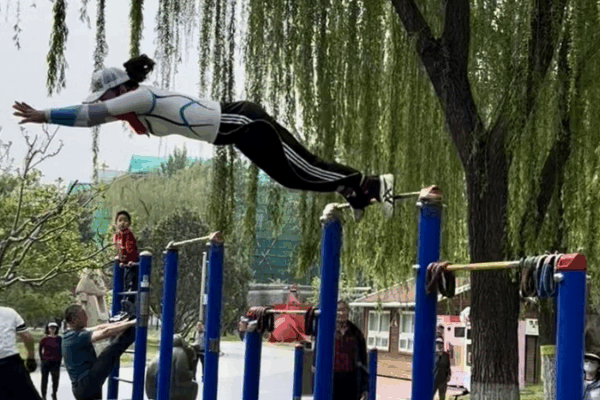 Beijing Grandma’s Gravity-Defying Pull-Up Routine Goes Viral 💪🏼✨ Beijing Grandma’s Gravity-Defying Pull-Up Routine Goes Viral 💪🏼✨ video poster