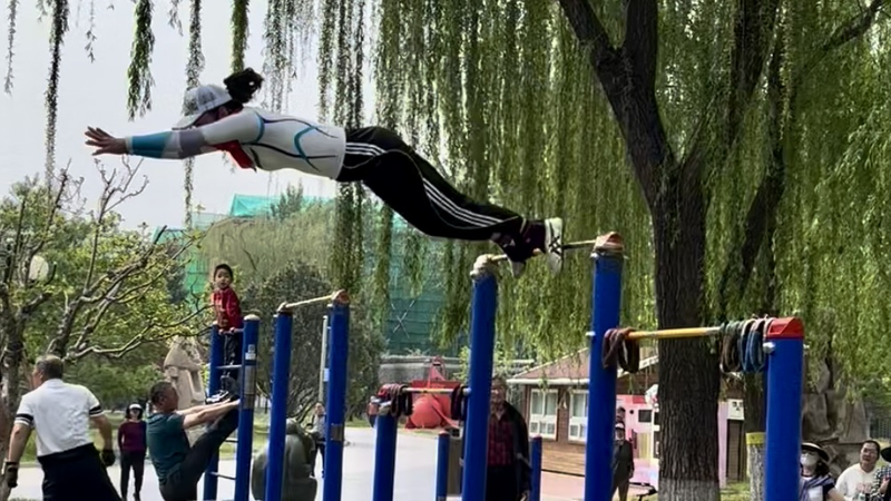 Beijing Grandma’s Gravity-Defying Pull-Up Routine Goes Viral 💪🏼✨ video poster