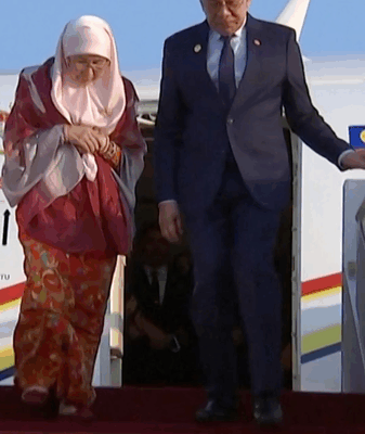 Malaysian PM Lands in Tianjin for SCO Summit 2025 πβοΈ Malaysian PM Lands in Tianjin for SCO Summit 2025 πβοΈ video poster