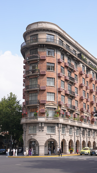 2B6QNZZ5JVD95L1H2CGP - 🌍NewspaperAmigo – Your Global News Buddy 🗞️ Shanghai’s Urban Symphony: Where Tradition Meets Modern Life 🌳☕ video poster