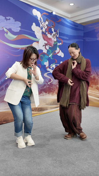 Ballet Meets Dunhuang Dance in Stunning Cultural Fusion 🩰✨ Ballet Meets Dunhuang Dance in Stunning Cultural Fusion 🩰✨ video poster
