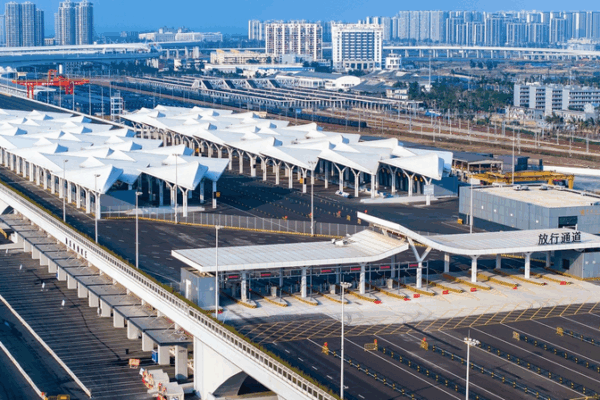 Hainan’s Sky Canvas: Where Planes Become Art 🌈✈️ Hainan’s Sky Canvas: Where Planes Become Art 🌈✈️