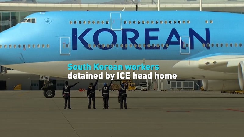 5FCP4R4LVTVA0AOZQYHW - 🌍NewspaperAmigo – Your Global News Buddy 🗞️ South Korean Workers Detained in U.S. ICE Raid Return Home 🇰🇷✈️ video poster