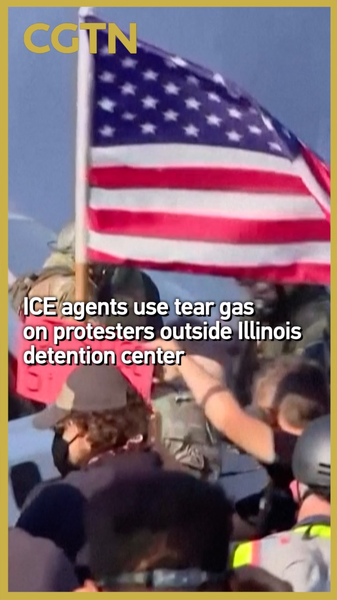 6I2PZG36Q058H0LS1LI7 - 🌍NewspaperAmigo – Your Global News Buddy 🗞️ ICE Clashes with Protesters in Illinois: Tear Gas Deployed 🚨 video poster