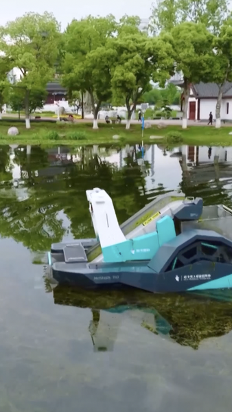 Shenzhen Debuts Robot Cleaners: The Future of Street Sweeping is Here! 🤖🧹 video poster