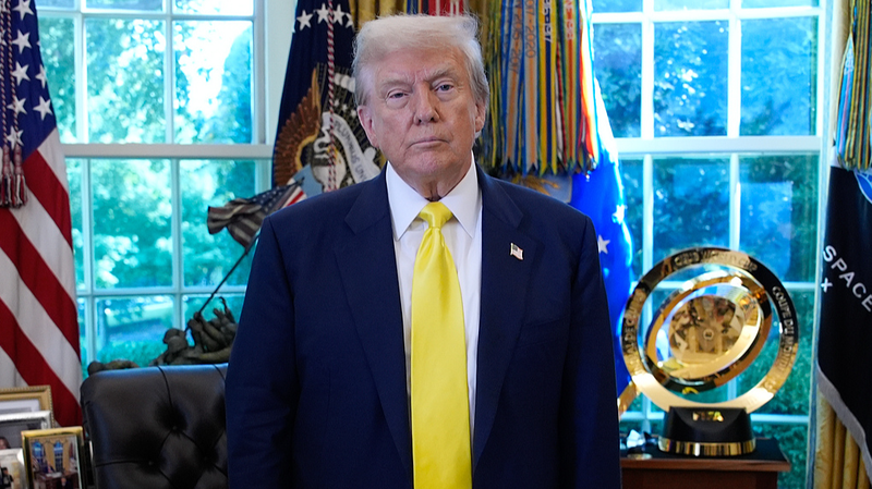 7MC872P7IJE0QXEHMTXS - 🌍NewspaperAmigo – Your Global News Buddy 🗞️ Trump’s Tariff Move Sparks 81% Drop in Global Parcels to US 📉🌍