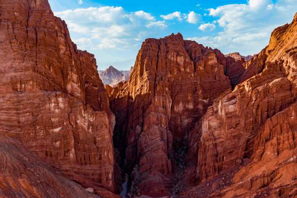 Xinjiang’s Canyon of Colors: A Photographer’s Dream Adventure 🌄📸 Xinjiang's Canyon of Colors: A Photographer’s Dream Adventure 🌄📸