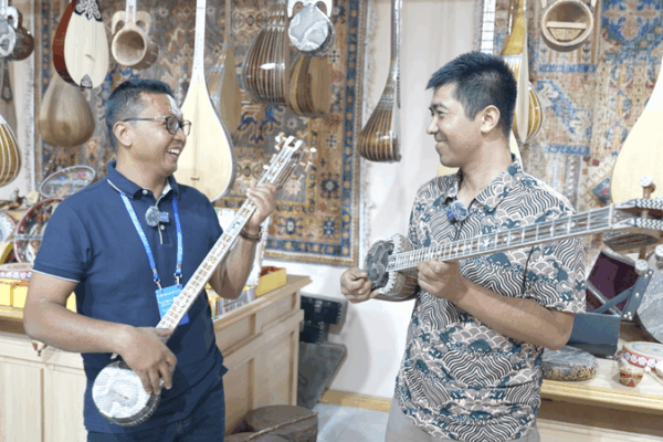 🎵 Xinjiang’s Cultural Revival Inspires Global Leaders 🌏 🎵 Xinjiang’s Cultural Revival Inspires Global Leaders 🌏 video poster