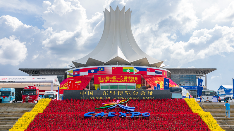 China & ASEAN: Trade Powerhouse Defies Global Slowdown 🌏💼