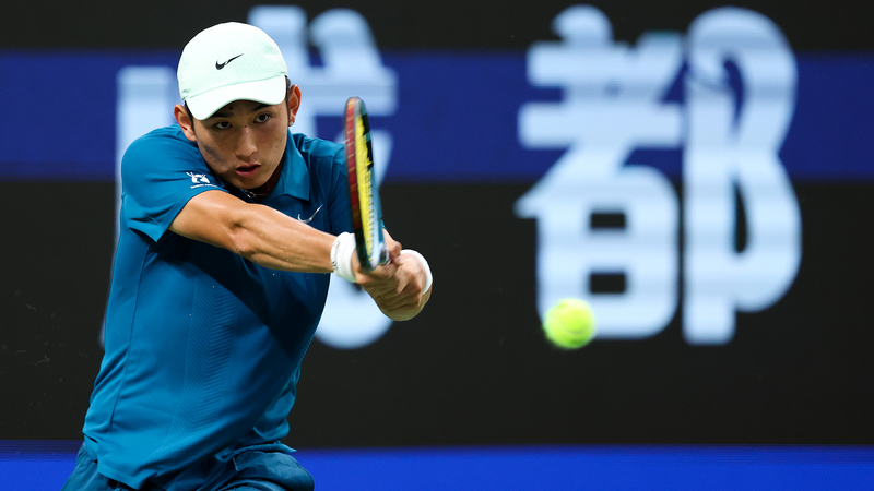 A0DKIWDGW9TASYEBNAAP - 🌍NewspaperAmigo – Your Global News Buddy 🗞️ Shang Triumphs in Chengdu Open Comeback After Surgery 🎾🔥