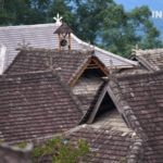 AURSHSBG614UHB95VYW3 - 🌍NewspaperAmigo – Your Global News Buddy 🗞️ Roof Art Tells Ethnic Tales in Yunnan's Misty Peaks 🏔️🍃