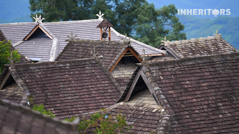 Roof Art Tells Ethnic Tales in Yunnan's Misty Peaks 🏔️🍃