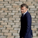 B9L3F8U6O5IO32NGHLB6 - 🌍NewspaperAmigo – Your Global News Buddy 🗞️ Macron’s PM Hunt Begins as French Government Collapses 🏛️🇫🇷