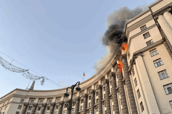 Russia’s Overnight Air Assault Ignites Kyiv Government Building ๐ฅ๐ฅ Russia's Overnight Air Assault Ignites Kyiv Government Building ๐ฅ๐ฅ