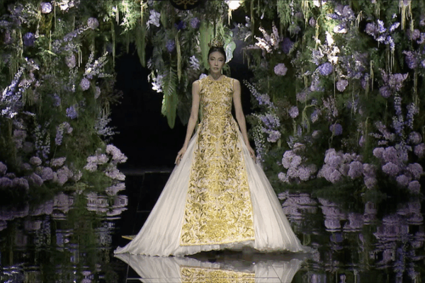 Guo Pei’s Golden Vision Lights Up Beijing Fashion Week 🌟👗 Guo Pei's Golden Vision Lights Up Beijing Fashion Week 🌟👗 video poster
