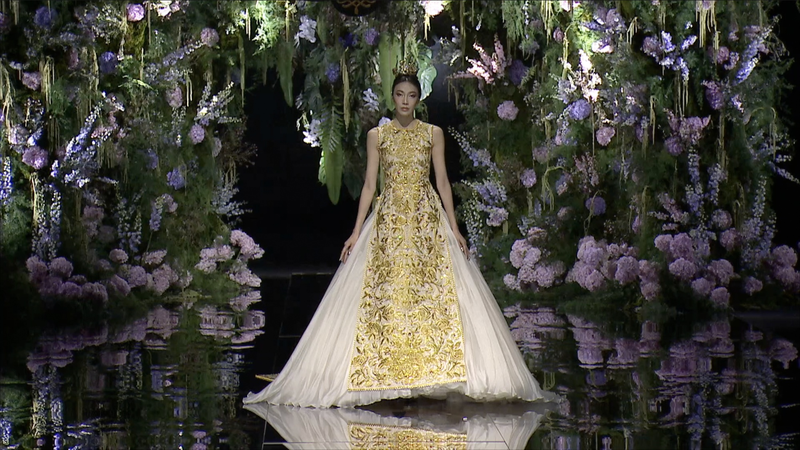 HQIZEQ5QUD01C3P54Z84 - 🌍NewspaperAmigo – Your Global News Buddy 🗞️ Guo Pei's Golden Vision Lights Up Beijing Fashion Week 🌟👗 video poster