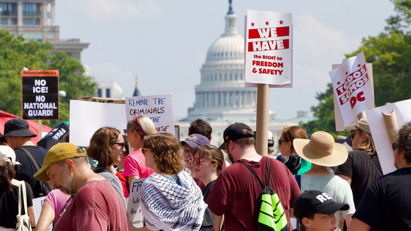 ICL9TVMX1L20LNVBN65Y - 🌍NewspaperAmigo – Your Global News Buddy 🗞️ DC Protests Erupt Over Trump’s Troop Deployment 🚨🇺🇸