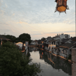 ISMA2PASOSFCT8O1O2CY - 🌍NewspaperAmigo – Your Global News Buddy 🗞️ 🌅 Step into Twilight: Tongli’s Ancient Canals Come Alive at Dusk video poster