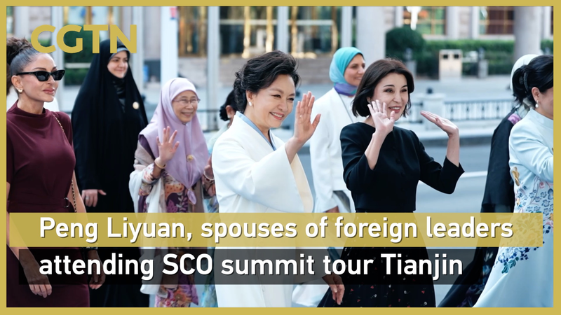 JAPDJ0QWSFJKCY740TLI - 🌍NewspaperAmigo – Your Global News Buddy 🗞️ Peng Liyuan Hosts SCO Spouses on Cultural Tour in Tianjin 🌸🚢 video poster