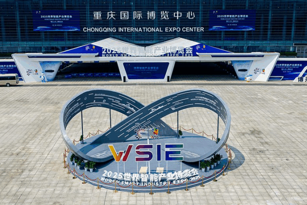 China’s Smart Expo 2025 Unveils AI-Powered Future 🌐🚗 China’s Smart Expo 2025 Unveils AI-Powered Future 🌐🚗