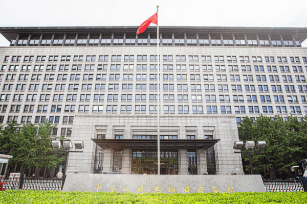 China's Vice Premier He Lifeng Heads to Spain for Key U.S. Talks 🌍✈️