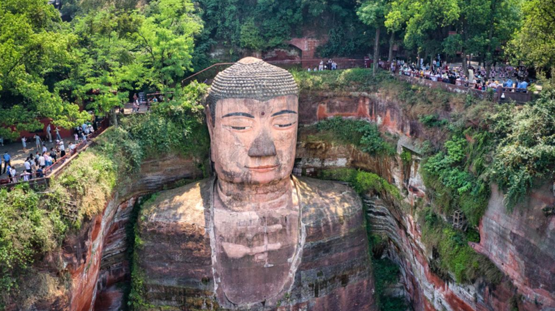 TYORGWK79SLW7RMBABQH - 🌍NewspaperAmigo – Your Global News Buddy 🗞️ Global Influencers Explore Leshan Giant Buddha's Ancient Majesty 🌏✨