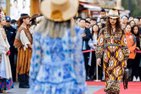 Brit in Xinjiang Debunks Uygur Language Myths ๐ฃ๏ธ๐ Brit in Xinjiang Debunks Uygur Language Myths ๐ฃ๏ธ๐